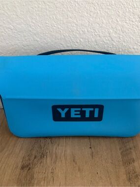 Yeti Sky Blue Men's Toiletry Bag with Top Handle